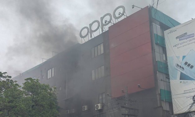 Hafeez Centre Lahore mein fire control, rescue teams site par active