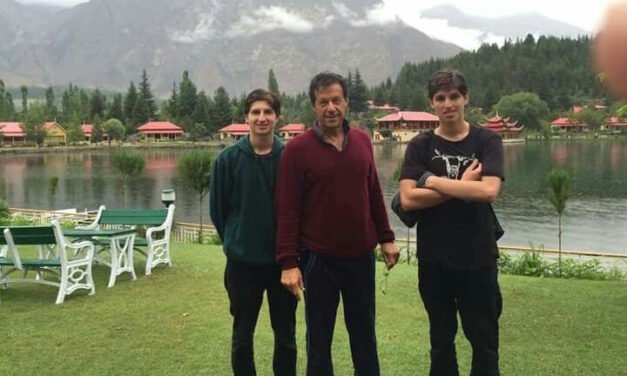Imran Khan ke Sons ko ager Pakistan ana hai to pehle Visa apply kren: Talal