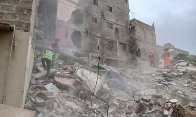 Karachi Lyari mein 5-storey building collapse kr gayi, 8 log halaak